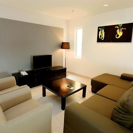 Merdeka Suites Hotel Мири Екстериор снимка