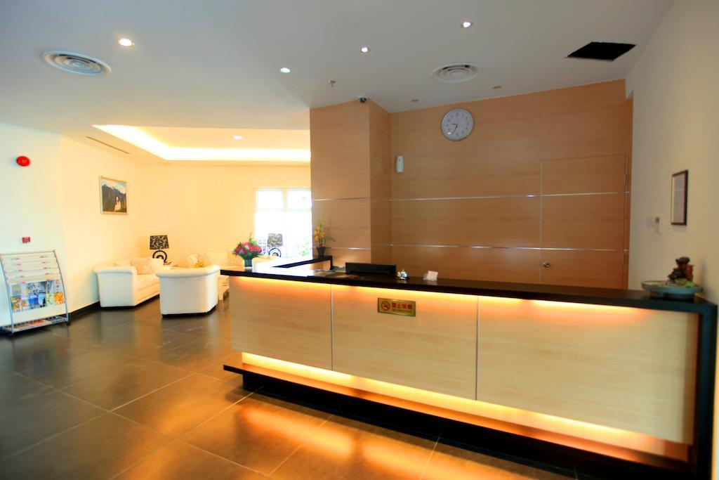 Merdeka Suites Hotel Мири Екстериор снимка